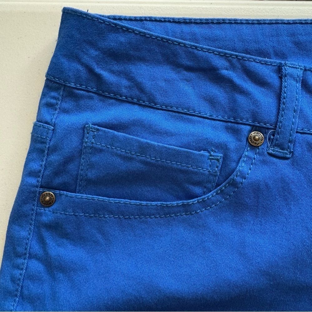 Faded Glory Women’s Vibrant Blue Flat Front Shorts - Picture 8 of 9